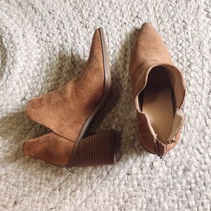 Pointed toe bootie